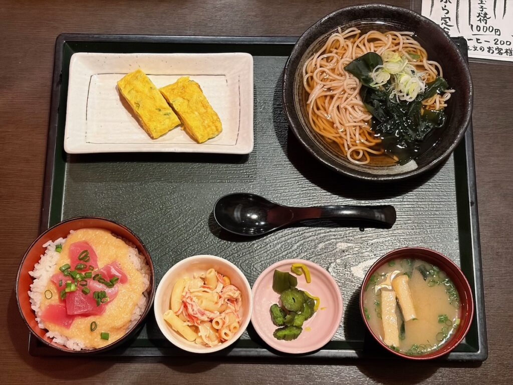 はなの舞一之江店の海鮮とろろ丼とそば定食