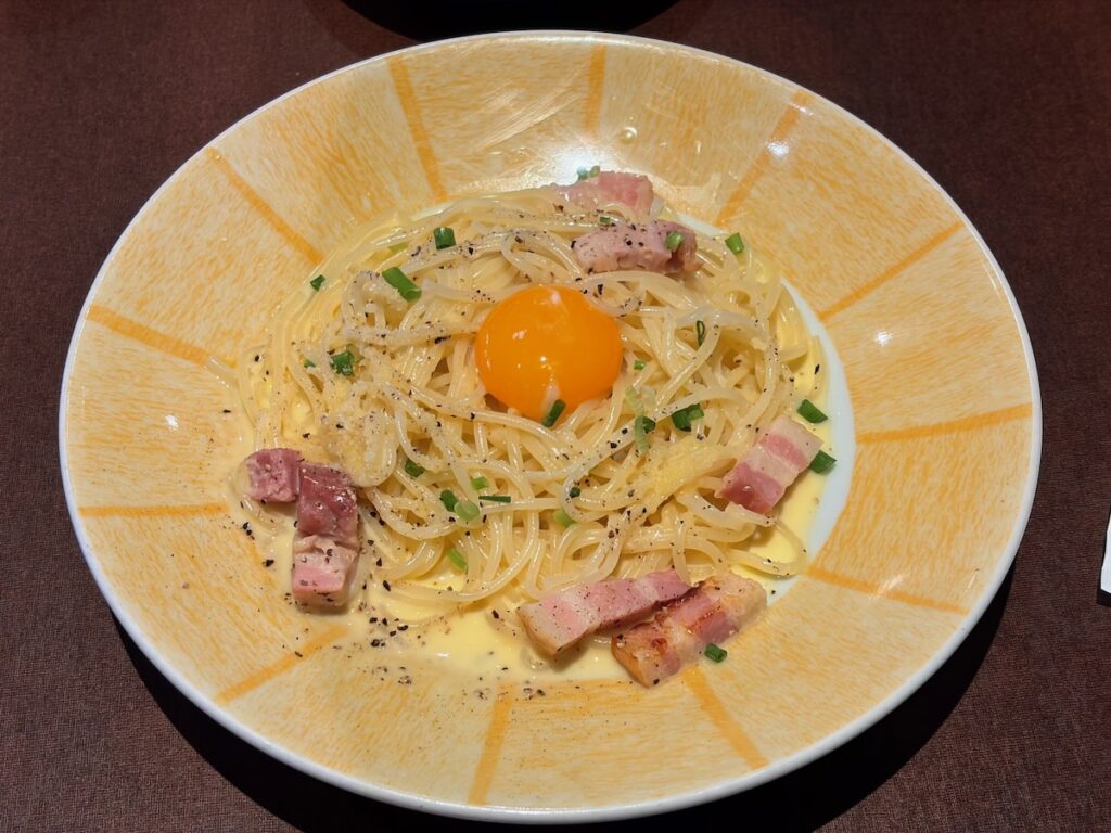 鎌倉パスタ東葛西店の厚切りベーコンのカルボナーラ鎌倉風