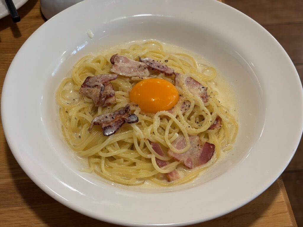 ポポラマーマ瑞江店のヨード卵・光と吊るしベーコンのカルボナーラ