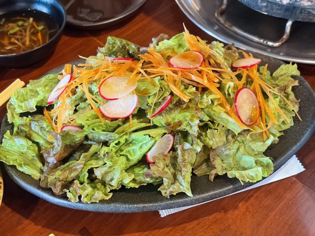 ホルモン焼千歳のサラダ