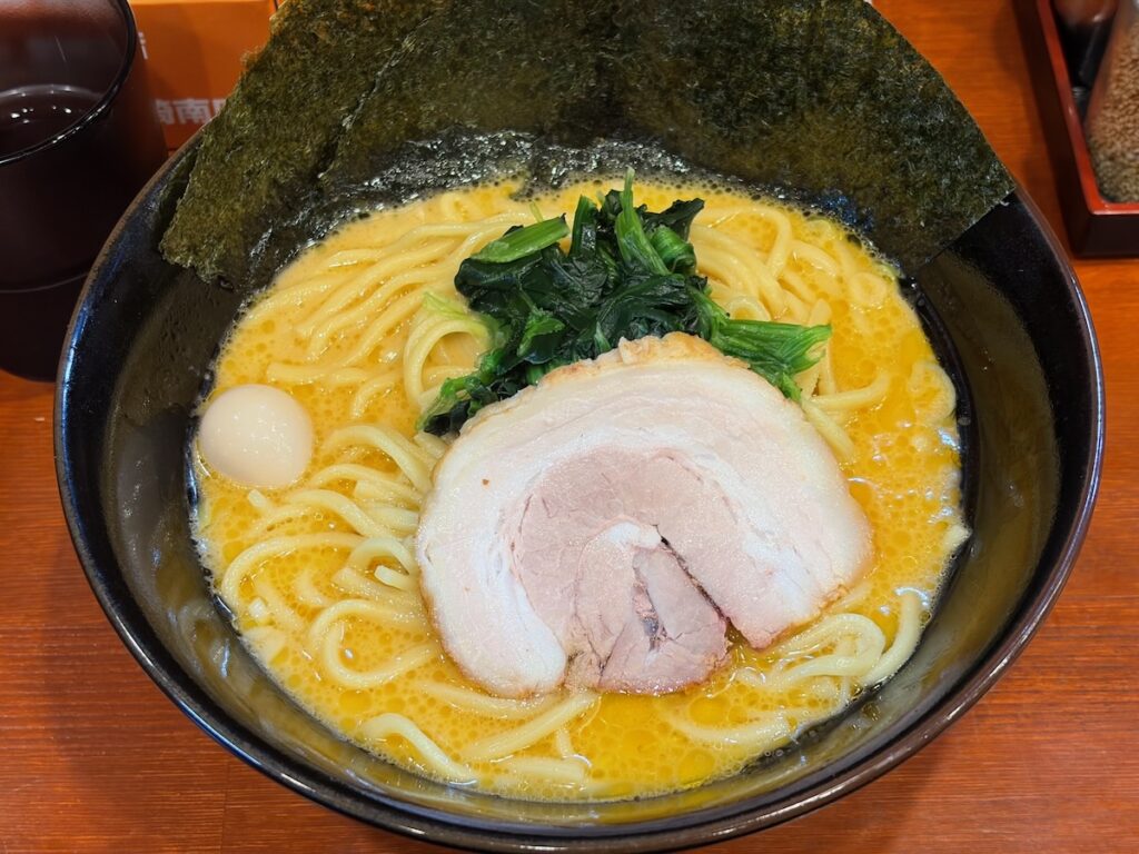 横浜家系ラーメン赤家篠崎駅前店のラーメン(醤油)