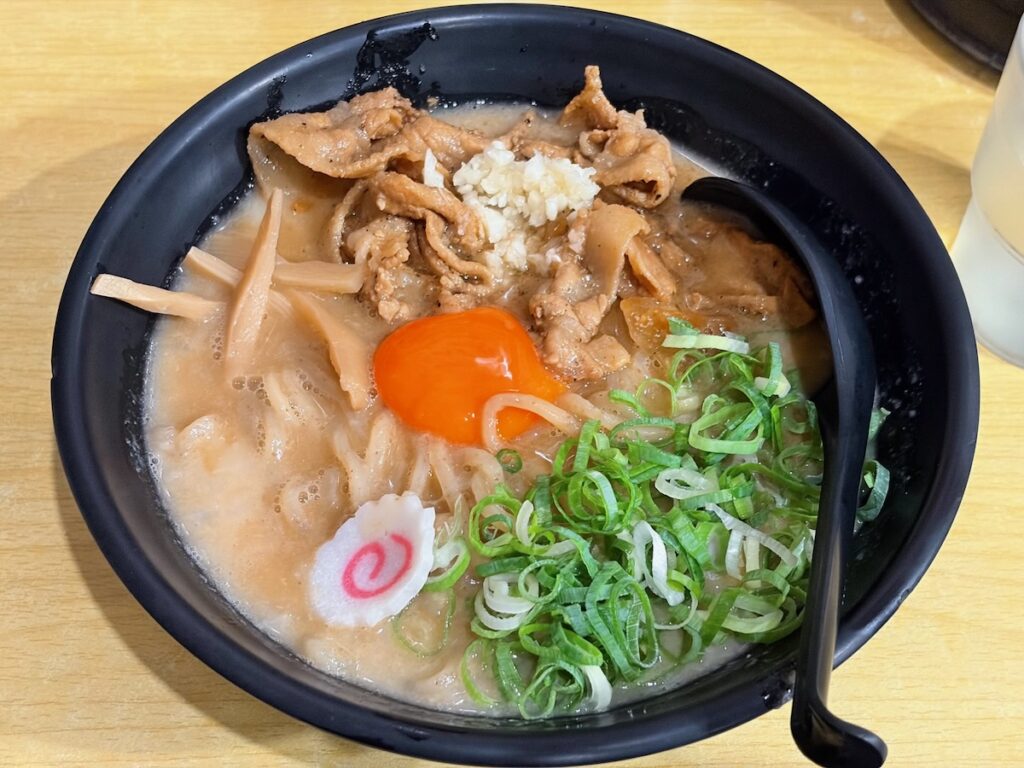 元祖おかず系ラーメンおとど食堂葛西本店の肉玉そば（並）