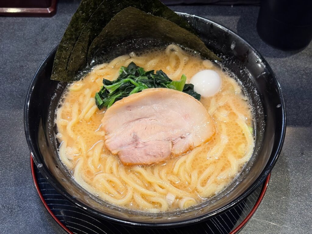 横浜家系ラーメンだるま家の豚骨しょうゆラーメン