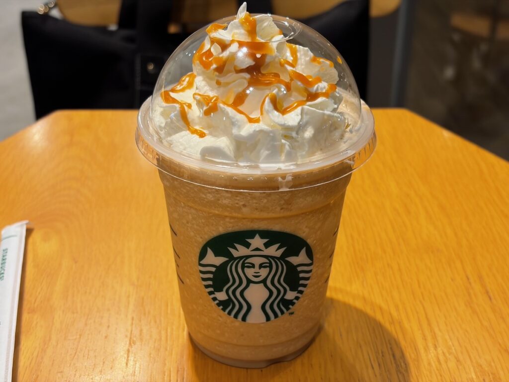 スターバックスコーヒーニッケコルトンプラザツムグテラス店のキャラメルフラペチーノ