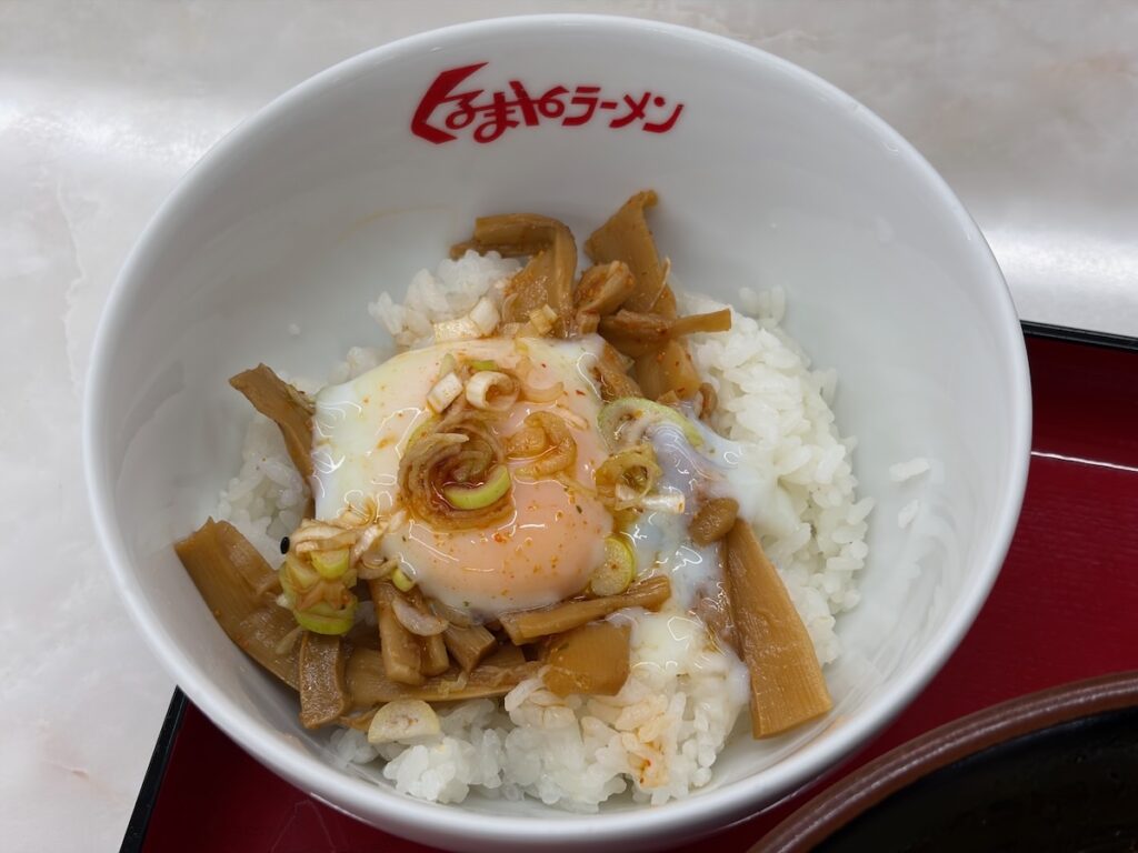 くるまやラーメン宇喜田店の温たまメンマ丼