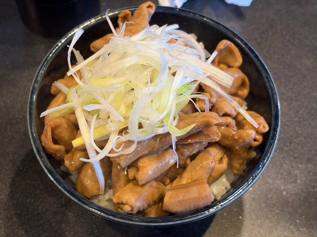 横浜家系ラーメンだるま家の煮込み丼