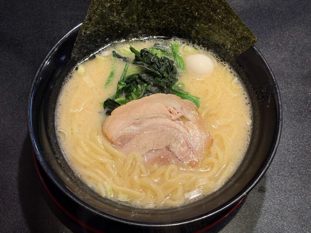 横浜家系ラーメンだるま家の豚骨塩ラーメン