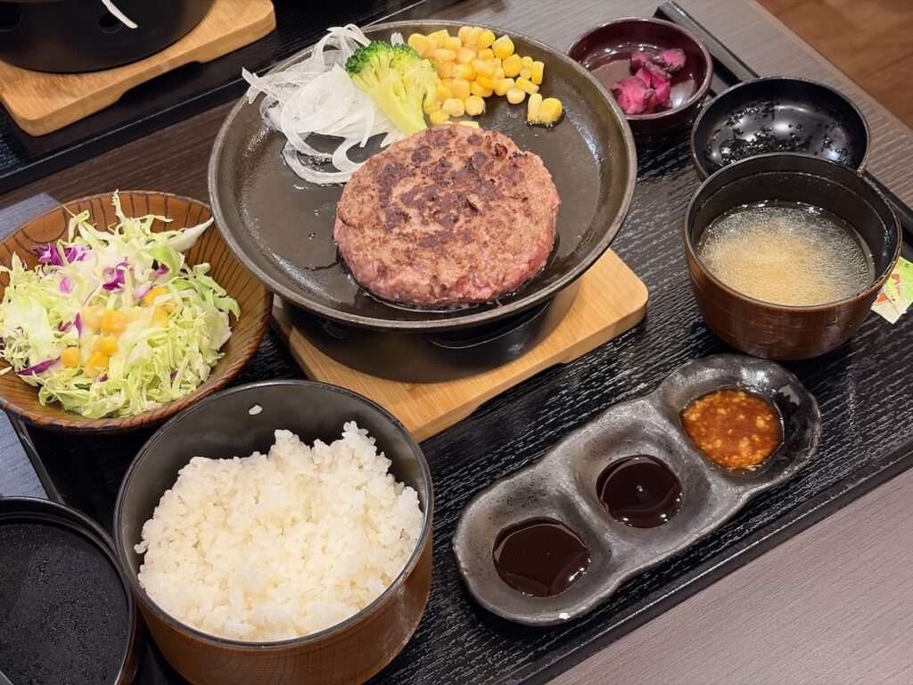とろけるハンバーグ福よしアリオ橋本店のとろけるハンバーグ御膳(200g)