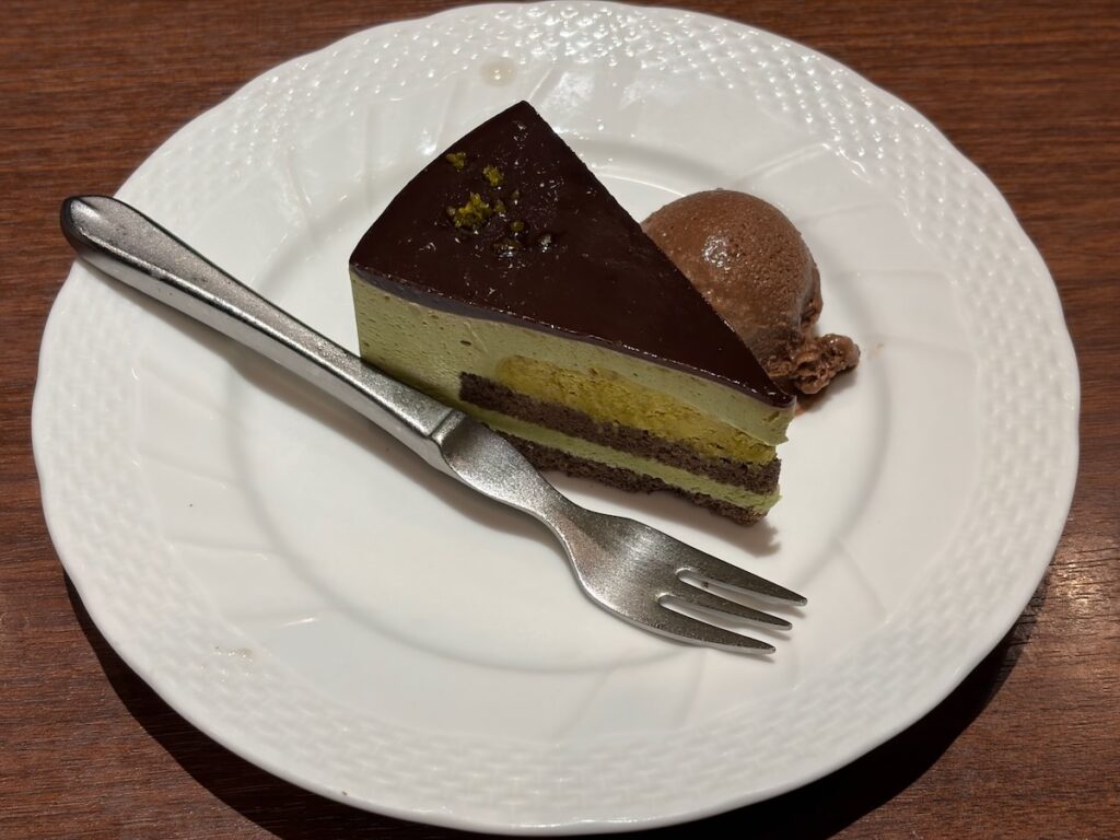 星乃珈琲店東京スカイツリータウン・ソラマチ店のドバイチョコ風ピスタチオのケーキチョコアイス添え